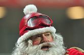 2011年11月27日，意大利意甲联赛赛场上，打扮成圣诞老人者活跃气氛。

