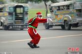 2011年12月6日，在菲律宾马尼拉街头，一位名为Ramiro Hinojas的交警身穿圣诞老人服装指挥交通，并不时跳起舞蹈，吸引了众人的眼球。

