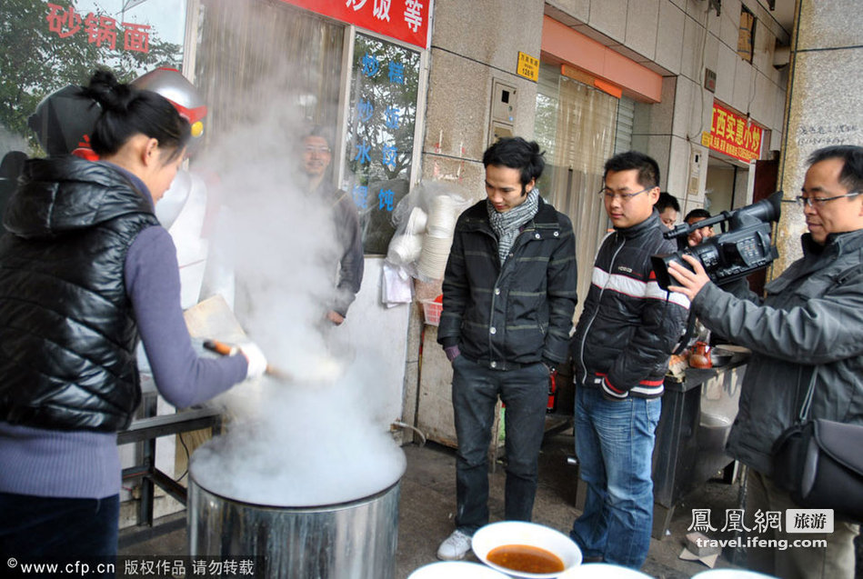 奥特曼机器人现身浙江温岭 飞刀削面受热捧