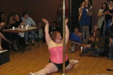 丰满胖女人有时不会因为自己浑身赘肉的身材而自卑，你见过丰满胖女人的另一面吗？钢管舞者一般都是身材火辣，你见过252磅的钢管舞女郎吗？美国马里兰州的LuAyne Barber打破大家对钢管舞者的印象，尽管拥有252磅的身躯，但一旦上场就变得灵活。
