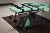 加利福尼亚州圣昆廷监狱中新装备的一套死刑注射系统，包括最先进死刑注射机、各种功能房间等设施在内共花费纳税人的银子853,000美元。（图片来源：光明网）