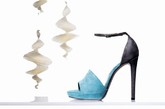 曾经替亚历山大麦昆（Alexander McQueen）设计鞋子的设计师Gaetano Perrone，去年开始推出他个人的同名系列女鞋，受到不少瞩目，而最近他又推出了2012春夏女鞋系列，华丽中又不失内敛，无论是鞋面上的雕花，还是麂皮的配色，都显得相当纯熟而有深度。但最吸引目光的便是如彩球般的鞋跟，夸张的鞋跟设计的确可以看出曾在McQueen旗下设计的气息。