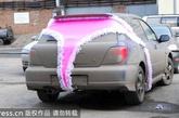 英国一家叫Carbuzz的网站搜集了一些用来装饰您爱车的稀罕玩意儿，其中包括贴在车前面的立体胡子，还有套在车屁股上的粉色丁字裤，让您的车子开到哪里都吸尽别人的目光。