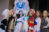 2011年12月11日，俄罗斯莫斯科，2011俄罗斯家庭主妇选美比赛总决赛举行。进入决赛的老婆们能歌善舞，更有运动型老婆现场大秀球技。俄罗斯的女人从来都受各国男人欢迎，决赛现场各国老公纷纷来现场助阵。
