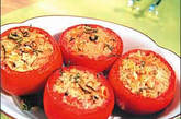 西红柿烩平鱼(西红柿+鱼肉)：西红柿中的维生素C会对鱼肉中的铜元素的析放产生抑制作用。