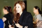韩国女星机场素颜拼肤质 金喜善透白肌肤星味足