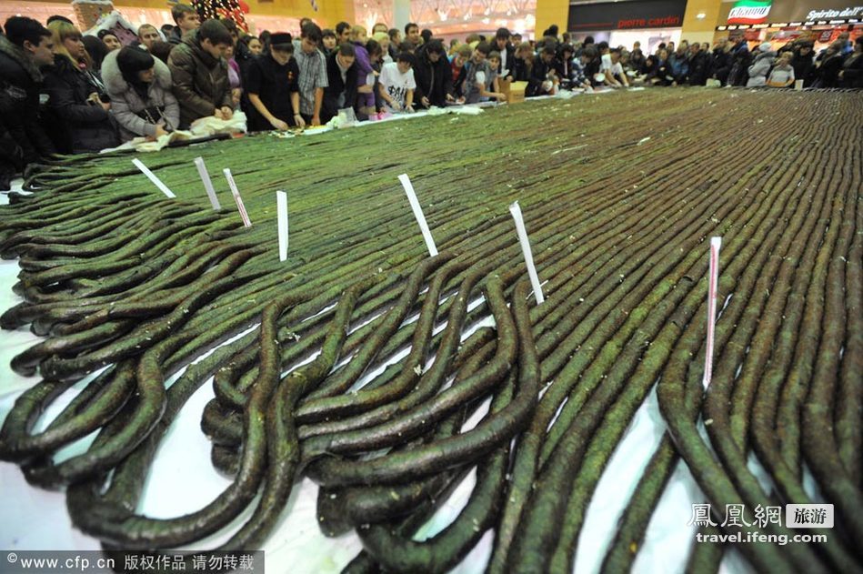 600厨师完成2.5公里巨型寿司卷 打破吉尼斯纪录