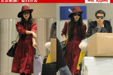 宽边的大檐帽让人不禁联想到四五十年代好莱坞女明星。近日，冰冰身着复古洋装出现在北京机场，暗红的颜色高贵优雅，再加上墨镜和眼镜的衬托，让她想低调都难。