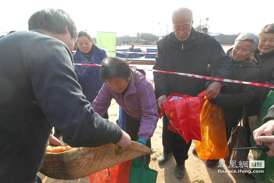 郑州免费为市民发10斤萝卜白菜队伍排出一里