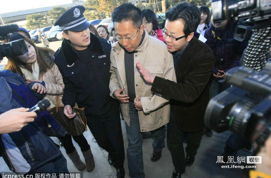 李阳家暴案开庭 与妻子法庭外对峙[高清大图