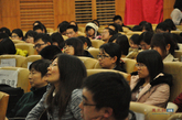 “视线”第6期：对话严歌苓，凤凰网文化“视线”栏目与中国政法大学合作推出严歌苓讲座，图为学生聆听讲座。