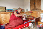 甘南藏区深山处的“扫盲”僧人