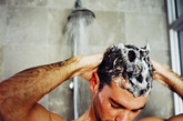 热水浴可能对男性的睾丸产生不良影响，一般未育的男性是应该禁用的。