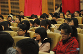 “视线”第6期：对话严歌苓，凤凰网文化“视线”栏目与中国政法大学合作推出严歌苓讲座，图为学生聆听讲座