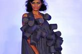 2011 Canviroment时装周新德里开幕，环保主题秀罐头盖子废物再利用，看上去也非常的唯美动人。