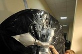 白俄罗斯明克斯，摩登艺术与前卫时尚节即将闭幕，一场名为Mammoth的闭幕大秀赚足眼球，名为《Time》的作品居然“人体时钟”形式呈现，创意十足。
