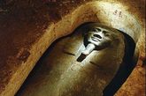 巴格达政治要员曾闯入金字塔一无所获,巴格达一位哈里发{伊斯兰教执掌政教大权的领袖的称号}曾闯入金字塔内部，当他找到基奥普斯法老的棺材时，棺材里已是空空的。