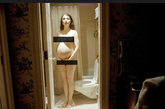 美国女摄影师 Elinor Carucci 举办影展，发布自己最新的作品《怀孕，生产，母性》。在这组作品中，女摄影师将镜头转向自己，纪录了从2004年至今，她怀孕到抚养孩子的一系列瞬间。图为怀孕时。（以下图文均来源于凤凰网亲子论坛）
