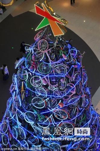沈阳自行车拼成圣诞树 夺人眼球