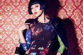 范冰冰亚洲首秀VERSACE for H&M限量美衣，复古红唇+撞色摩登衣抢眼。