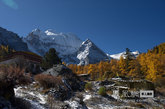 我曾多次住在冲古寺內，并由寺庙僧人带着我去转山，如今冲古寺重新修整了一番，大通铺全部拆掉了。我认识了十多年的守门人不知去向，只是岁月的痕迹深深刻在冲古寺的石板路上。（图片来源：凤凰网华人佛教  摄影：卢海林）