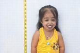 印度18岁女孩乔蒂以62.8厘米身高成为世界上最矮的女人，打破吉尼斯世界纪录。乔蒂希望从身高2.3英尺的美国女孩乔丹手里夺走“最小女人”的称号。
