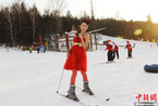 零下27度 黑龙江滑雪场现低胸红裙“冻人妹”