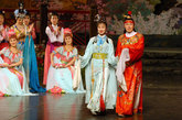 据介绍，朝鲜歌舞剧《红楼梦》分6场10景，以宝、黛爱情为主线，在林黛玉香消玉殒、贾宝玉离家出走时达到高潮。演出该剧的剧团正是2008年曾带着歌剧《卖花姑娘》访问中国的血海歌剧团。