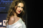 哈萨克斯坦举办时装周，模特T台走秀。