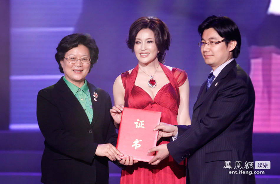 刘晓庆着红裙担任颁奖嘉宾 现场捐赠11万元[高