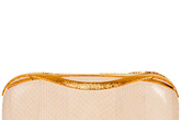 Alexander McQueen那举世闻名的骷髅头晚宴包俨然已成为时尚界的一大经典代表作。2012春夏，Alexander McQueen让众多骷髅晚宴包的忠实粉丝们大呼过瘾，带来这多达四十一款的全新设计作品。橘色渐变蟒蛇皮、立体金属镂空、众多珍珠镶嵌的包面呈现出或前卫、或奢华、或高贵的美感。除了单个的骷髅搭扣装饰款，更有人气十足四指连接的款式，让人不得不爱。 