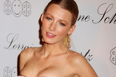 关键词：裸色 

在Lorraine Schwartz珠宝发布会上，Blake选择了裸色到底，裸色的珠宝搭配缎面的礼服，女人味十足。 
