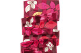  秋叶的颜色和形状图案的长巾。
缎条绡（100%桑蚕丝）品牌：玛丽亚·古琦 零售价：   880元
