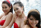 越南美女也开放 海滩青涩展好身材