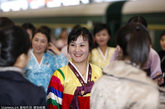 朝鲜演员身着传统服饰，抓拍美丽瞬间。
