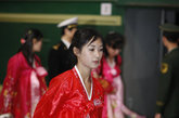 朝鲜演员身着传统服饰，抓拍美丽瞬间。