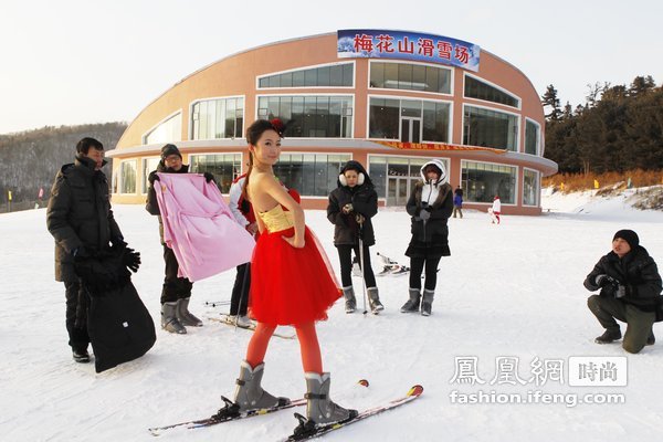 黑龙江滑雪场零下27度 女模穿露背装拍片