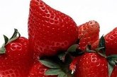 抗衰老食品十八：草莓

草莓不但汁水充足，味道鲜美，还对人体健康有极大益处。草莓可改善肤质，减轻腹泻，缓解肝脏及尿道疾病。同时，草莓还可以巩固齿龈，清新口气，滋润喉部。

