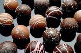 抗衰老食品二十二：巧克力

推荐理由：拥有快乐--巧克力有镇静的作用，它的味道和口感还能刺激人大脑中的快乐中枢，使人变得快乐。护齿--脱矿化的结果是龋齿的形成，而巧克力可以延缓这一过程的速度。
