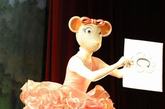 在《安吉丽娜的试镜》彩排中，小白鼠也跳起了芭蕾舞，现场令人忍俊不禁的偷笑，看上去超级的可爱。