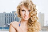 15. 泰勒·斯威芙特（Taylor Swift）歌手。拥有性感高挑的身材、清新的气质和超越常人的创作才华，美国乡村小天后泰勒·斯威芙特再一次在刚刚结束的2011全美音乐大奖上大获全胜。