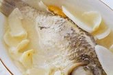 抗衰老食品八：鲫鱼

推荐理由：鲫鱼含有全面而优质的蛋白质，对肌肤的弹力纤维构成能起到很好的强化作用。尤其对压力、睡眠不足等精神因素导致的早期皱纹，有奇特的缓解功效。

