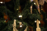阿联酋阿布扎比，可能是史上最昂贵圣诞树亮相阿布扎比酋长国宫酒店，该圣诞树由价值约合1100万美元的珠宝和名表打造而成尽显奢华。