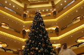 阿联酋阿布扎比，可能是史上最昂贵圣诞树亮相阿布扎比酋长国宫酒店，该圣诞树由价值约合1100万美元的珠宝和名表打造而成尽显奢华。
