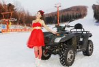 黑龙江滑雪场零下27度 女模穿露背装拍片