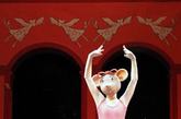 在《安吉丽娜的试镜》彩排中，小白鼠也跳起了芭蕾舞，现场令人忍俊不禁的偷笑，看上去超级的可爱。