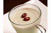 抗衰老食品二十：酸奶

推荐理由：酸奶不仅有助于消化，还能有效地防止肠道感染，提高人体的免疫功能。与普通牛奶相比，酸奶脂肪含量低，钙质含量高，还富含维生素B2，这些元素都对人体大有裨益。

