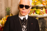 香奈儿（Chanel）2012早秋系列，充斥着异域风情，时尚大帝卡尔拉格菲尔（Karl Lagerfeld）真是越来越大方，今天打开工作室让我们尽情观赏，这个系列的华美细节。“巴黎·孟买”（Paris－Bombay）对于印度风格的再演绎比较内敛，用上了这么多耀眼的金黃元素，但演绎的却是如此浓烈的巴黎情韵。去除model ，静心品味每件单品真是华美到让人屏气凝神。   
