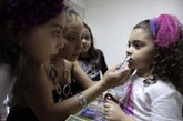 里瓦罗说，在委内瑞拉，没有女性敢于不化妆上街。而身边的女性同学和朋友中，几乎没有“天然美女”，许多女孩15岁时就接受了“隆胸手术”。