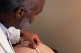 对孕妇做详细的检查（图）。首先要综合测量评估，必须排除产妇骨盆、胎儿等可能导致难产的因素时才能用这种方法。 